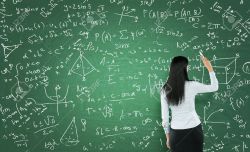 42362766-vue-arrière-d-une-femme-réfléchie-qui-écrit-des-calculs-mathématiques-sur-le-vert-tableau-à-craie-.jpg